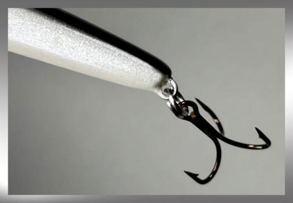 Nils Master Invincible 12 cm Floating Wobbler, Farbe: Black & White Glitter 043, Gewicht: 24 Gramm